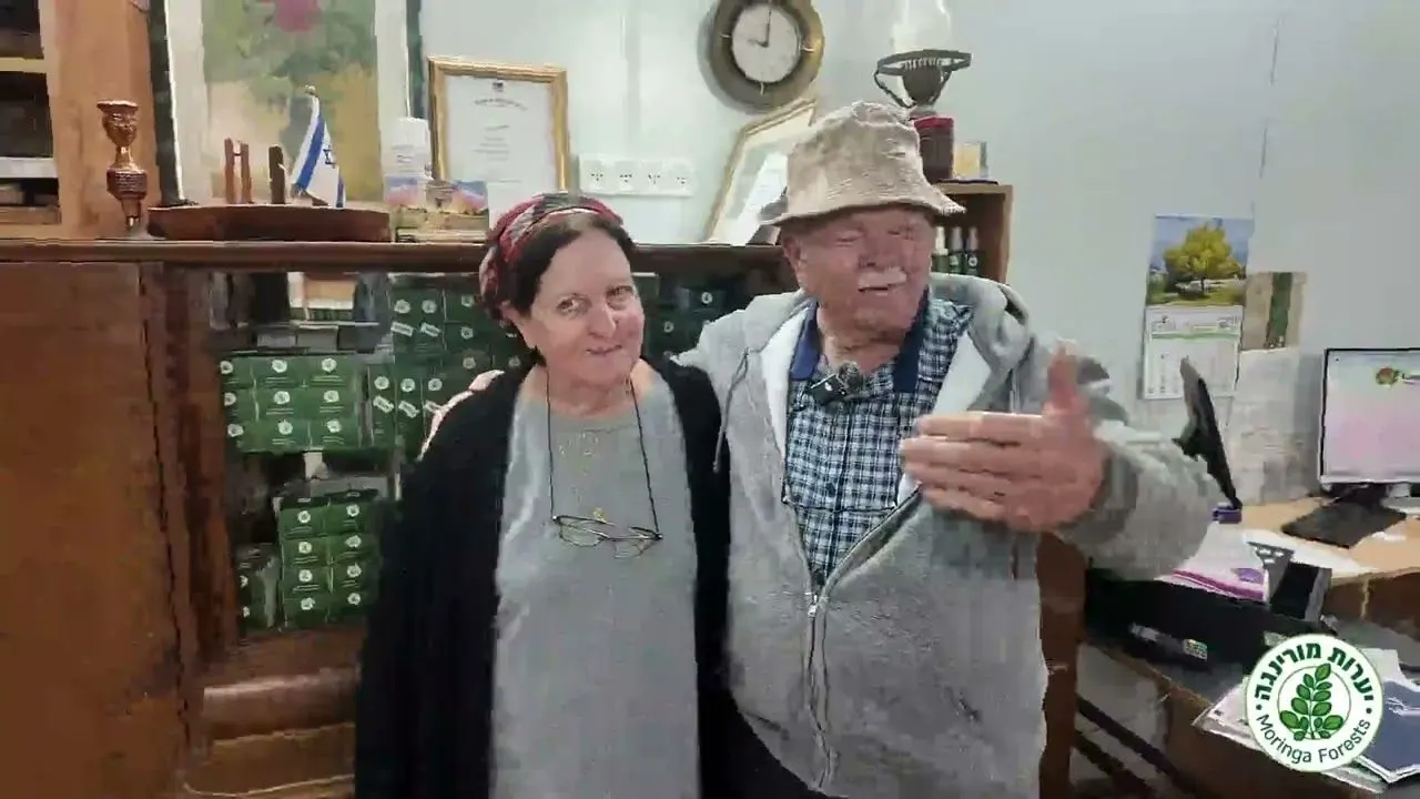 בני זוג מחייכים בחנות מוצרי טבע — פריים מסרטון תדמית