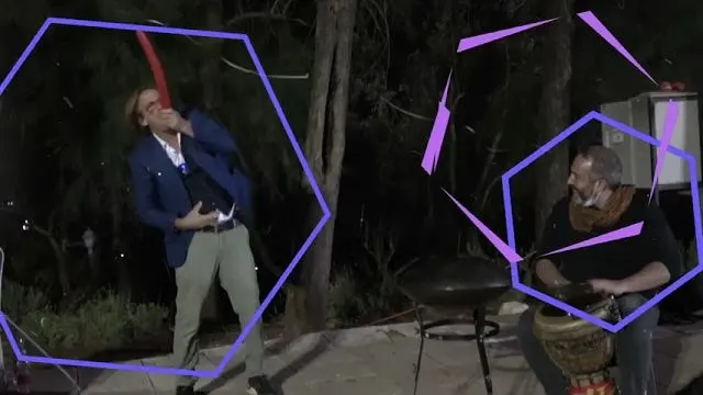 ליצן מופיע על במה עם תאורה צבעונית
